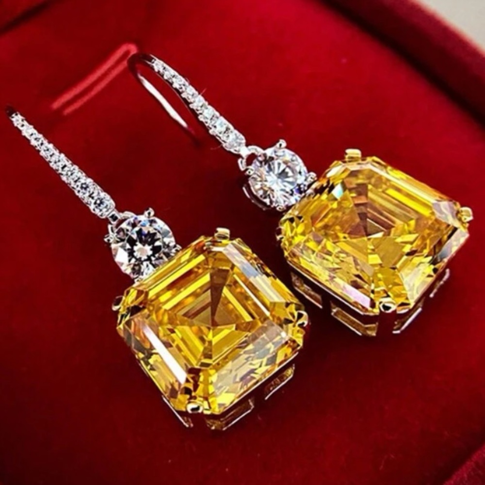 18 Karat Yellow Cubic Zirconia Earrings